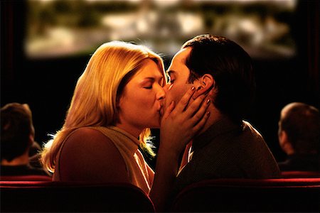 simsearch:700-00094661,k - Couple s'embrassant dans la salle de cinéma Photographie de stock - Rights-Managed, Code: 700-00085005