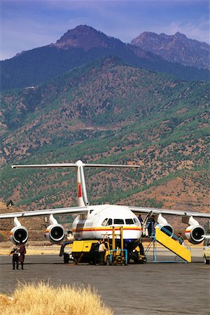 People Boarding Airplane at Druk Airport Paro, Bhutan Foto de stock - Con derechos protegidos, Código: 700-00085110