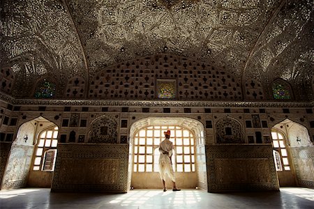 simsearch:700-02957995,k - Vue de l'homme en arrière par la fenêtre dans l'ambre Palace de Jaipur, Rajasthan, Inde Photographie de stock - Rights-Managed, Code: 700-00085964