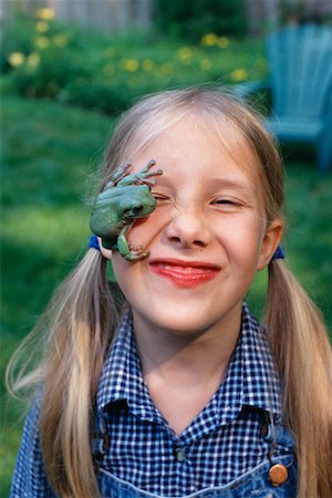 simsearch:700-00035311,k - Fille avec une grenouille Photographie de stock - Rights-Managed, Code: 700-00088226
