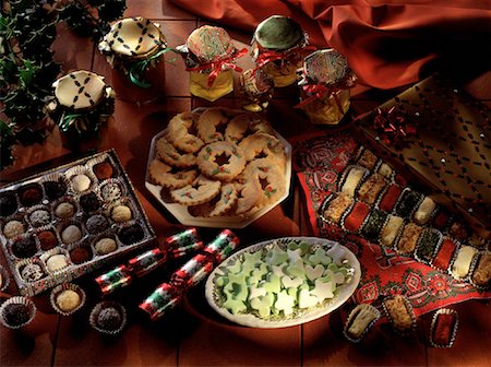 simsearch:600-01838228,k - Assorted Christmas Treats with Cookies, Chocolates, Preserves And Christmas Crackers Stock Photo - Rights-Managed, Code: 700-00080747