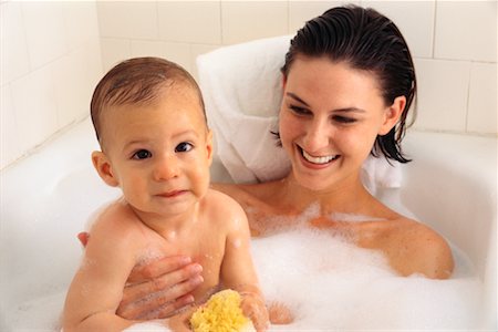 simsearch:632-01142297,k - Mother and Baby in Bath Foto de stock - Con derechos protegidos, Código: 700-00098200