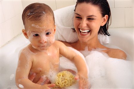 simsearch:632-01142297,k - Mother and Baby in Bath Foto de stock - Con derechos protegidos, Código: 700-00098201