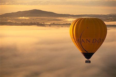 simsearch:873-06440549,k - Hot Air Balloon Over Yarra Valley Victoria, Australie Photographie de stock - Rights-Managed, Code: 700-00090715
