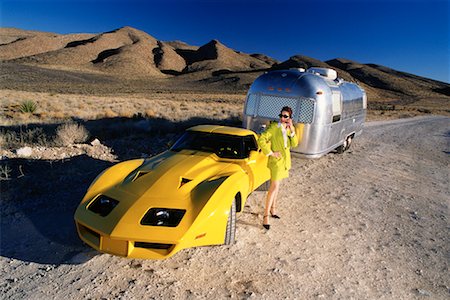 Femme avec des voitures de sport et de la remorque dans le désert Photographie de stock - Rights-Managed, Code: 700-00092266