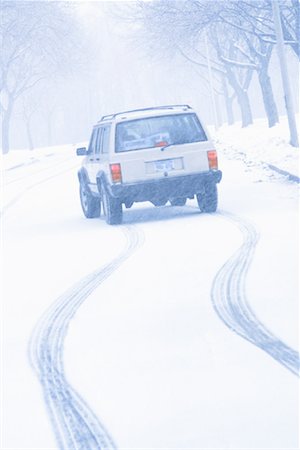 simsearch:400-07215754,k - SUV Driving in the Snow Foto de stock - Con derechos protegidos, Código: 700-00157574
