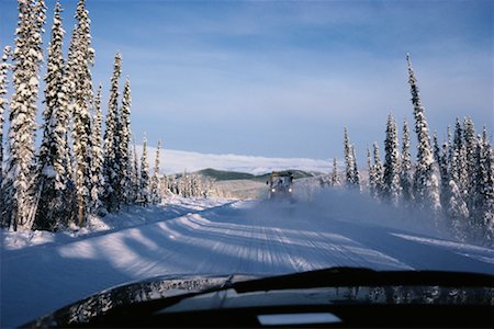 simsearch:400-07215754,k - Driving on a Country Road in Winter Foto de stock - Con derechos protegidos, Código: 700-00159539