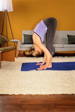 simsearch:700-00270378,k - Femme pratiquant le Yoga dans son salon Photographie de stock - Rights-Managed, Code: 700-00152539