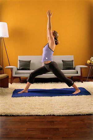 simsearch:700-00270378,k - Femme pratiquant le Yoga dans son salon Photographie de stock - Rights-Managed, Code: 700-00152542