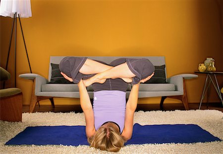 simsearch:700-00270378,k - Femme à pratiquer le Yoga dans son salon Photographie de stock - Rights-Managed, Code: 700-00152555