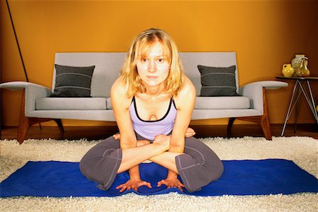 simsearch:700-00270378,k - Femme pratiquant le Yoga dans son salon Photographie de stock - Rights-Managed, Code: 700-00152553