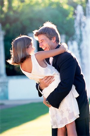 Père et fille embrassant dans les tenues de soirée Photographie de stock - Rights-Managed, Code: 700-00153224
