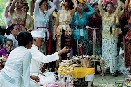 simsearch:700-00554754,k - Le prêtre exécutante cérémonie Penestanan, Bali, Indonésie Photographie de stock - Rights-Managed, Code: 700-00153586