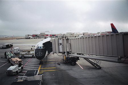 Avion étant Loaded Aéroport International d'Atlanta Géorgie, USA Photographie de stock - Rights-Managed, Code: 700-00168569