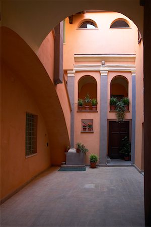 spello italy photos - Courtyard, Spello, Umbria Stock Photo - Rights-Managed, Code: 700-00184078