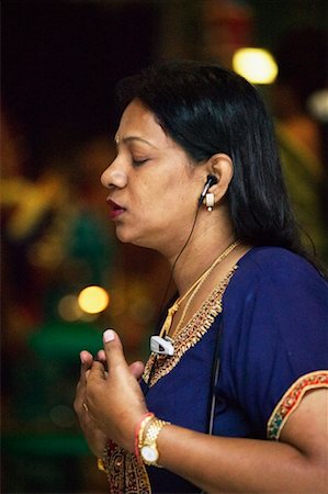 simsearch:700-00195691,k - Femme au Temple de Sri Veeramakaliaman Photographie de stock - Rights-Managed, Code: 700-00195690