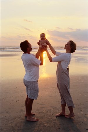 son looking mirror father - Couple with Baby on Beach Foto de stock - Con derechos protegidos, Código: 700-00196419