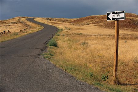 simsearch:600-01224026,k - Road and One Way Sign Wyoming, USA Foto de stock - Con derechos protegidos, Código: 700-00190049