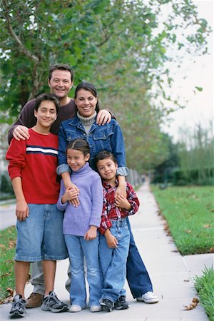 simsearch:693-06013834,k - Portrait of Family Outdoors Stock Photo - Rights-Managed, Code: 700-00263068