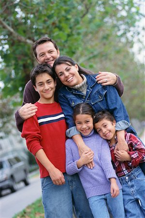 simsearch:693-06013834,k - Portrait of Family Outdoors Stock Photo - Rights-Managed, Code: 700-00263069
