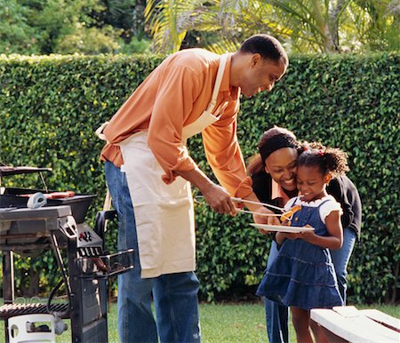 simsearch:846-02793585,k - Family Having Barbeque Stock Photo - Rights-Managed, Code: 700-00285251
