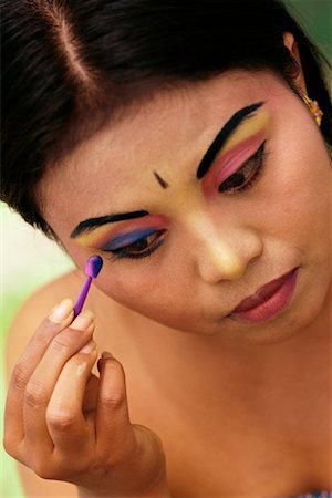 Maquillage d'appliquant danseuse balinaise Photographie de stock - Rights-Managed, Code: 700-00285418