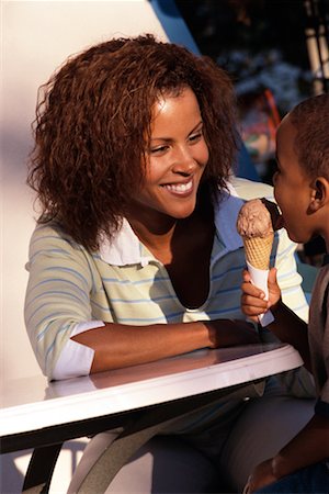 families eating ice cream - Mother and Son Foto de stock - Con derechos protegidos, Código: 700-00281733