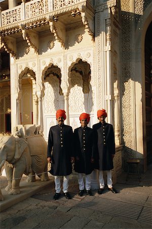 simsearch:700-02957995,k - Hommes debout à l'extérieur du City Palace de Jaipur Jaipur, Rajasthan, Inde Photographie de stock - Rights-Managed, Code: 700-00328497