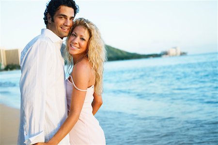 simsearch:700-00021491,k - Couple debout sur la plage Photographie de stock - Rights-Managed, Code: 700-00350630