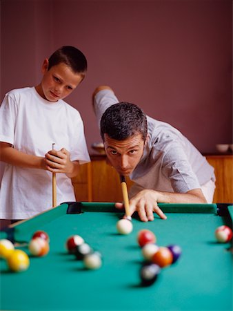 pool kids - Father and Son Playing Miniature Billiards Foto de stock - Con derechos protegidos, Código: 700-00364185