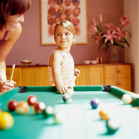 pool kids - Mother and Daughter Playing Miniature Billiards Foto de stock - Con derechos protegidos, Código: 700-00364189