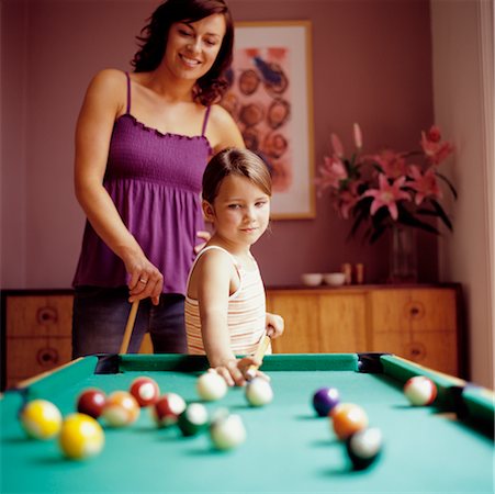 pool child - Mother and Daughter Playing Pool Foto de stock - Con derechos protegidos, Código: 700-00364192