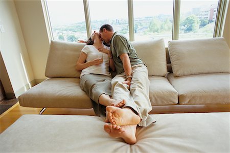 pregnant couple couch - Couple at Home Foto de stock - Con derechos protegidos, Código: 700-00367562