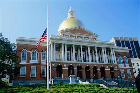 flag at half mast - The State House, Boston, Massachusetts, USA Foto de stock - Con derechos protegidos, Código: 700-00368108