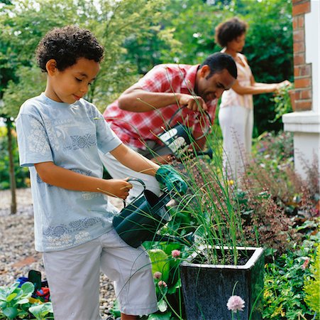 family backyard gardening not barbeque - Jardinage familial Photographie de stock - Rights-Managed, Code: 700-00363701