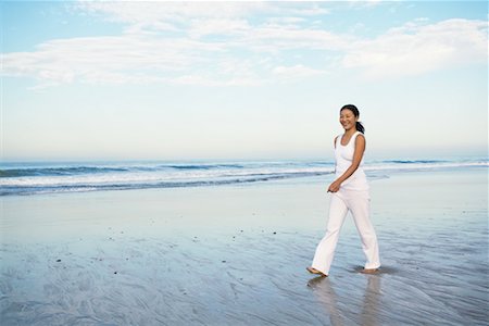 simsearch:700-00522399,k - Woman Walking on Beach Foto de stock - Con derechos protegidos, Código: 700-00377954