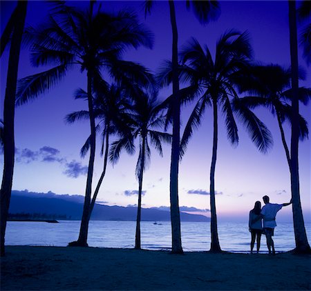 simsearch:700-00021491,k - Couple debout sur la plage Oahu, Hawaii, Etats-Unis Photographie de stock - Rights-Managed, Code: 700-00425122