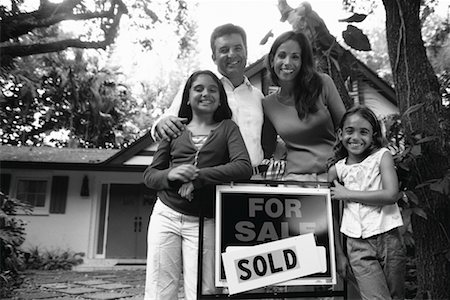 sold sign - Portrait de famille par maison avec signe vendu Photographie de stock - Rights-Managed, Code: 700-00425153