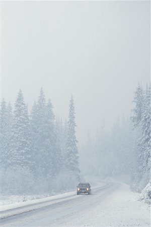 simsearch:700-02348739,k - Voiture sur la route en hiver Photographie de stock - Rights-Managed, Code: 700-00425587