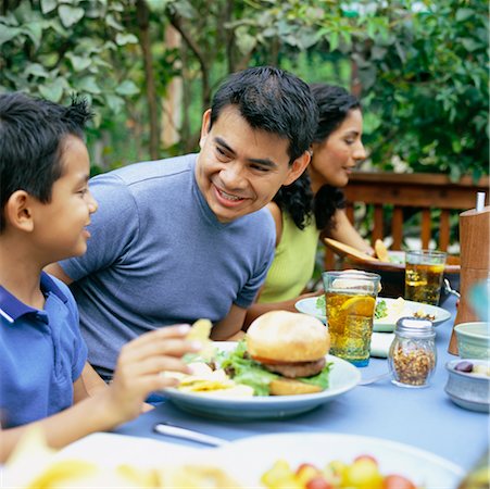 simsearch:846-02793585,k - Family Having Barbeque Stock Photo - Rights-Managed, Code: 700-00425963