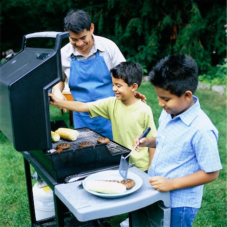 simsearch:600-01571862,k - Father Cooking on Barbeque with Sons Foto de stock - Con derechos protegidos, Código: 700-00425976