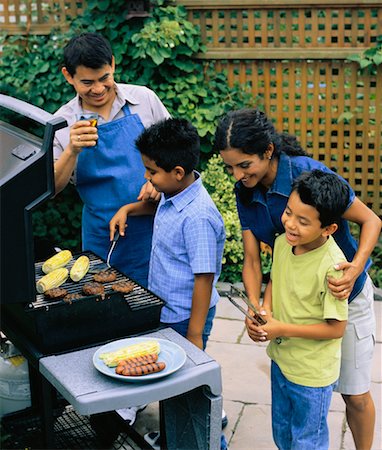 simsearch:846-02793585,k - Family Having Barbeque Stock Photo - Rights-Managed, Code: 700-00425971