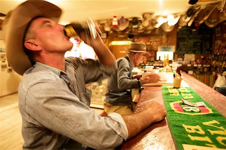Homme à boire au Bar, l'hôtel Mungerannie, Mungerannie, South Australia, Australie Photographie de stock - Rights-Managed, Code: 700-00453273