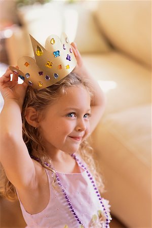 simsearch:700-02046160,k - Girl Wearing Paper Crown Foto de stock - Con derechos protegidos, Código: 700-00514005