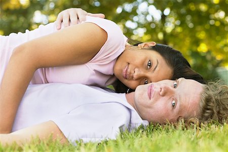 simsearch:700-00515289,k - Couple Lying in Grass Foto de stock - Con derechos protegidos, Código: 700-00515282