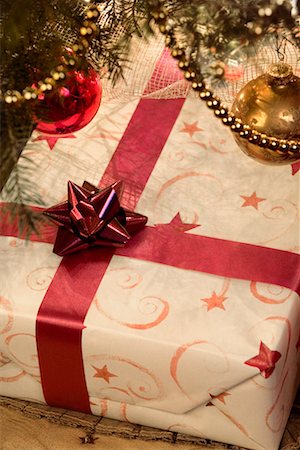 simsearch:649-08085108,k - Christmas Gift Under Tree Stock Photo - Rights-Managed, Code: 700-00515966