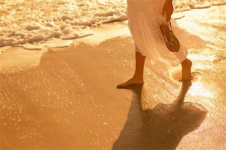 simsearch:700-00522399,k - Woman Walking along Beach Foto de stock - Con derechos protegidos, Código: 700-00529786
