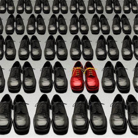 simsearch:700-05973266,k - Chaussures rouges entre les lignes de chaussures noires Photographie de stock - Rights-Managed, Code: 700-00522261