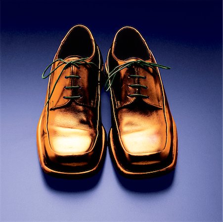 simsearch:700-05973266,k - Une paire de chaussures dorées Photographie de stock - Rights-Managed, Code: 700-00522263