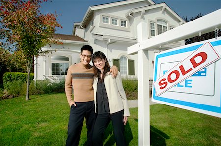 sold sign - Couple en face de la maison neuve Photographie de stock - Rights-Managed, Code: 700-00522274